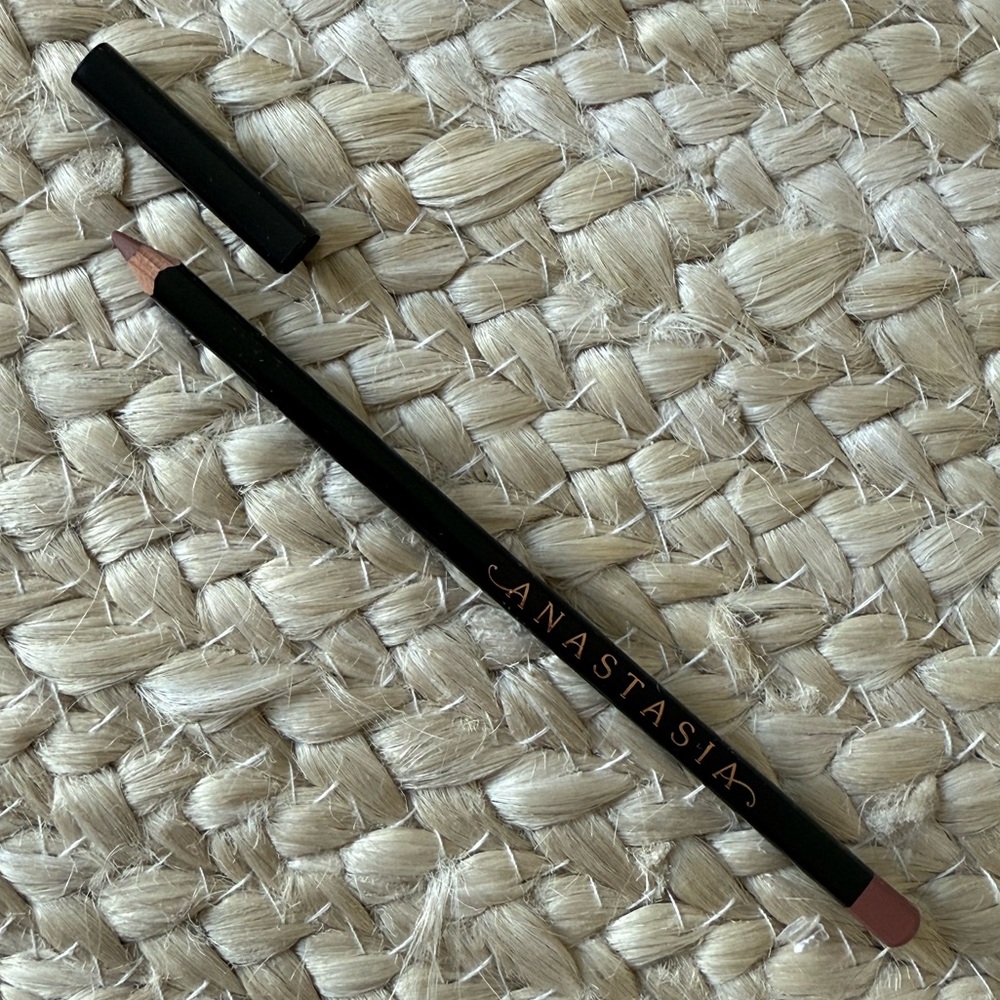 Anastasia Beverly Hills Long-Lasting Velvety-Matte Lip Liner Deep Taupe